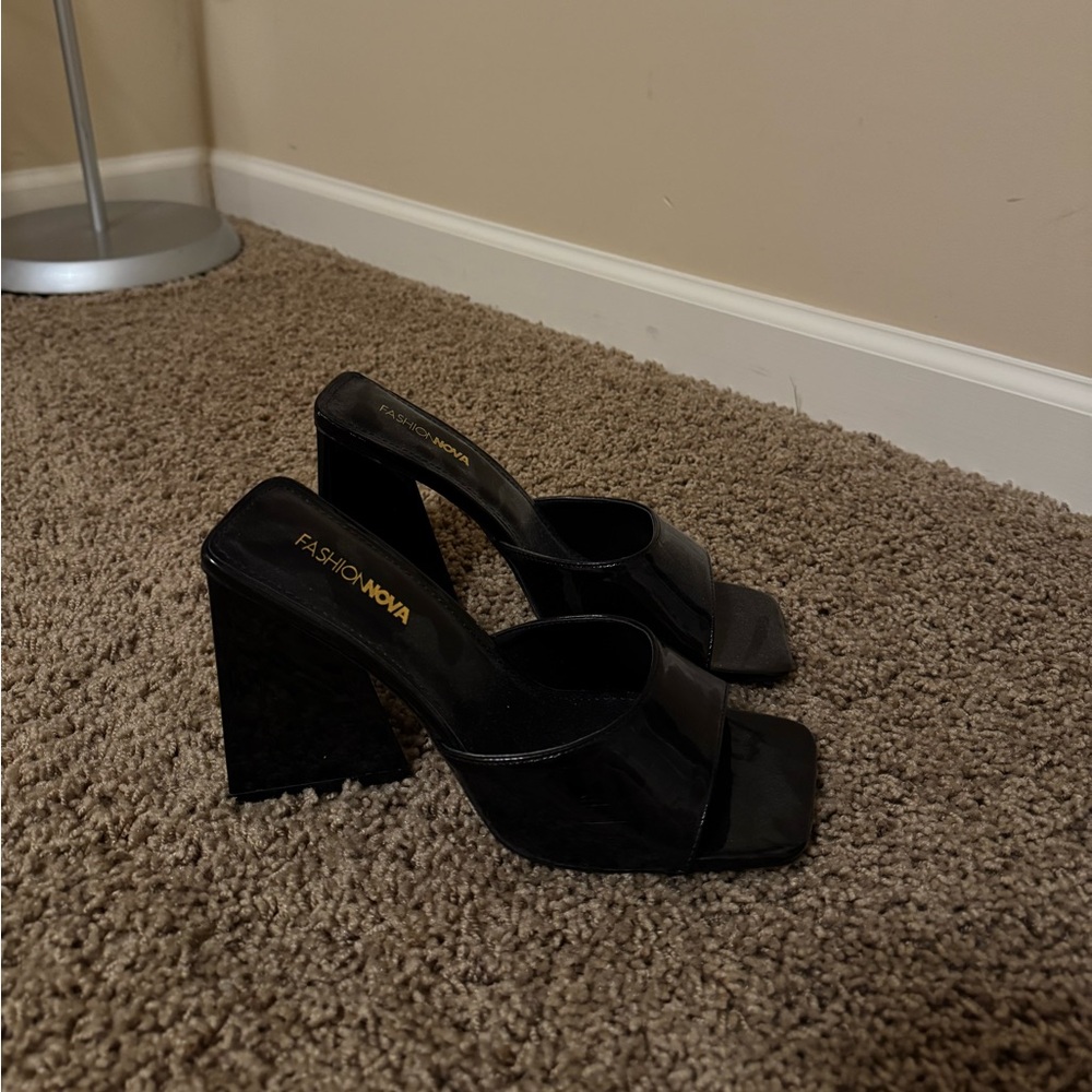 Fashion Nova Glossy Black Heels Size 8